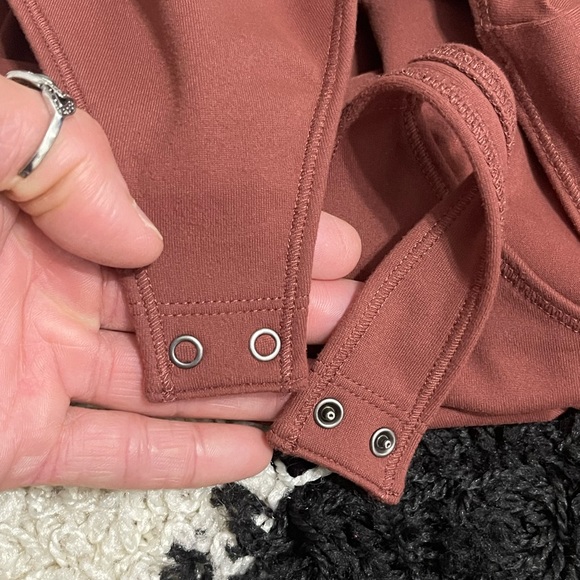 Like New Women’s Small Abercrombie & Fitch Seamless Ribbed Cutout Bodysuit - Picture 8 of 12